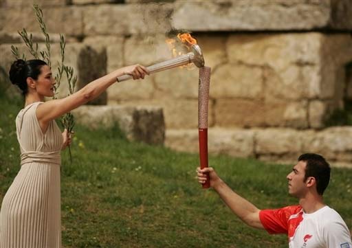现代奥运会的圣火是怎么采集的，现代奥运会的圣火是怎么采集的